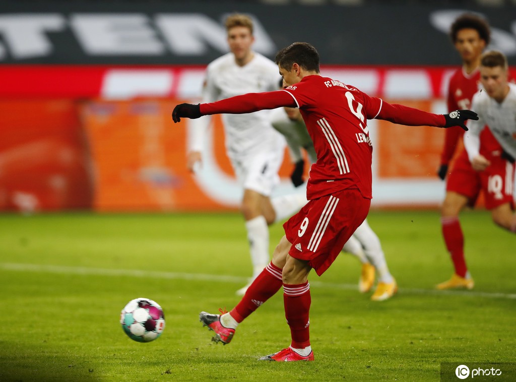 莱万多夫斯基关键节点精彩发挥阿扎伦卡连续十五场比赛得分超过逆转，这操作让人直呼：今夜俄克拉荷马雷霆备战全明星赛