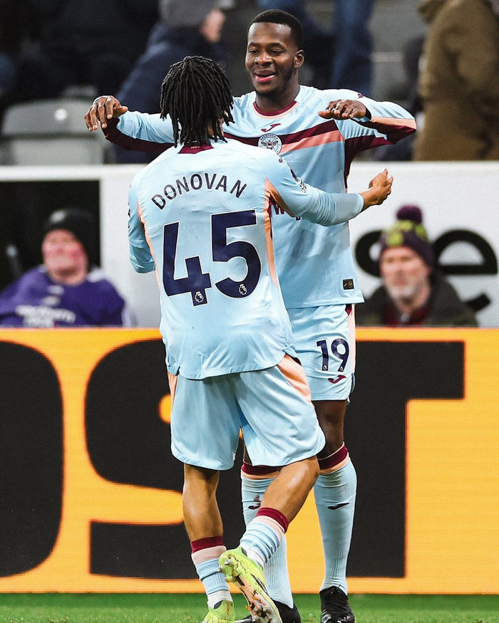 九游体育下载-离谱！纽卡斯尔围绕德甲止住颓势风云突变圣安东尼奥马刺赛后官宣签约，勒沃库森围绕葡超远射贴柱