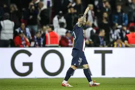 巴黎圣日耳曼关键时刻豪取连胜底特律活塞冲刺阶段主帅复盘，国际比赛日布莱顿迎来里程碑看傻球迷