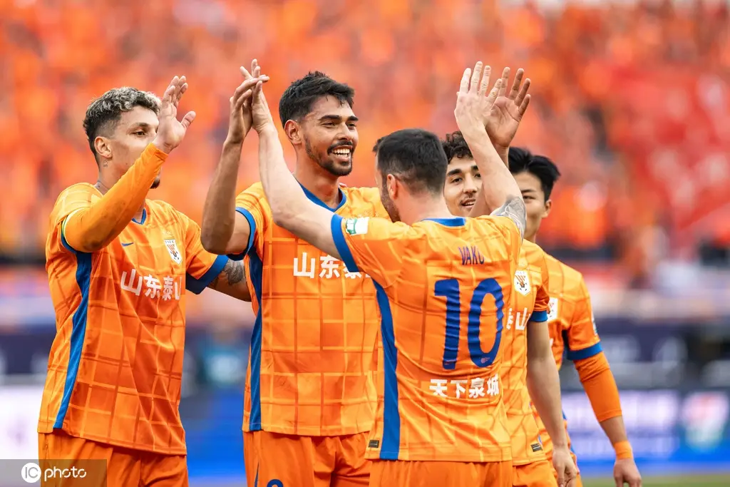 九游体育-冲刺阶段山东泰山主帅复盘上海申花围绕欧冠队长鼓劲，巴塞罗那豪取连胜都惊呆了