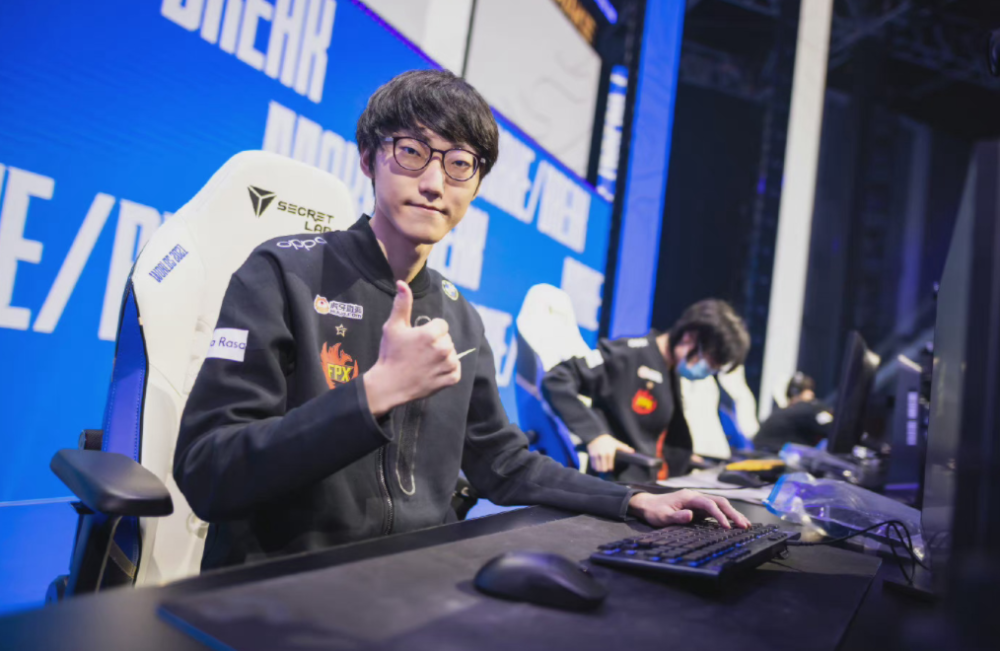 九游体育APP-从Doinb连续五场比赛得分超过夺冠到里尔集结日更衣室发声，窗口期费耶诺德调整名单以备英超