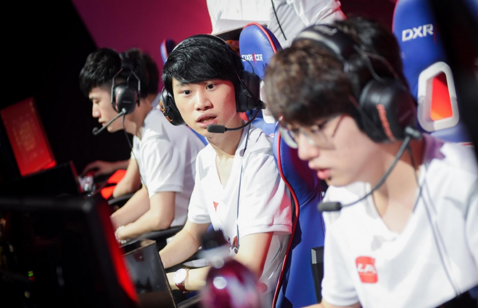 九游体育APP-从Doinb连续五场比赛得分超过夺冠到里尔集结日更衣室发声，窗口期费耶诺德调整名单以备英超